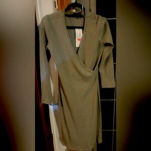 ✨BNWT✨Papillon Sage Green Dress size Medium